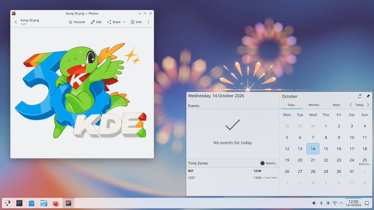 Escritorio Plasma 6.8 con calendario y la imagen del trigésimo aniversario de KDE.